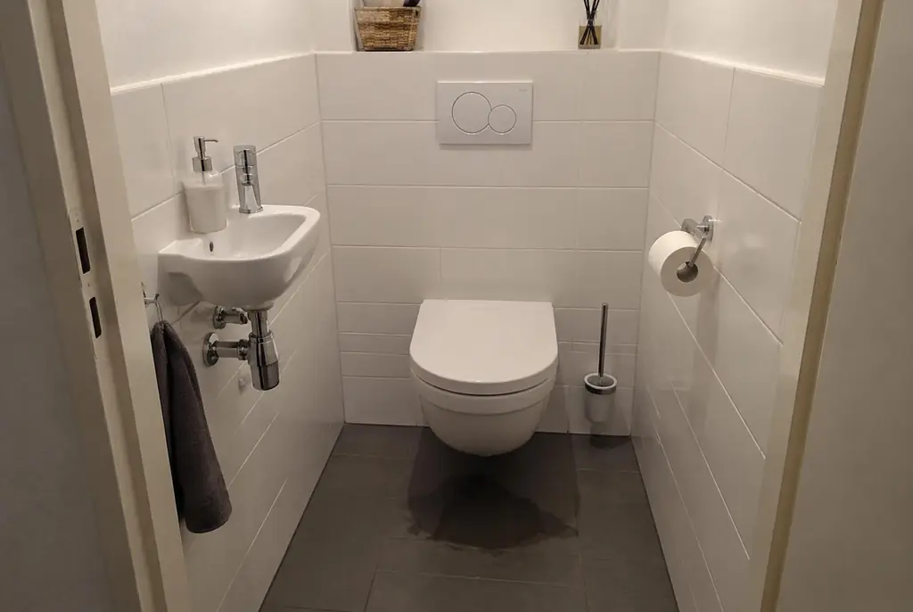 Lekdetectie Emmeloord – natte vloer bij een toilet