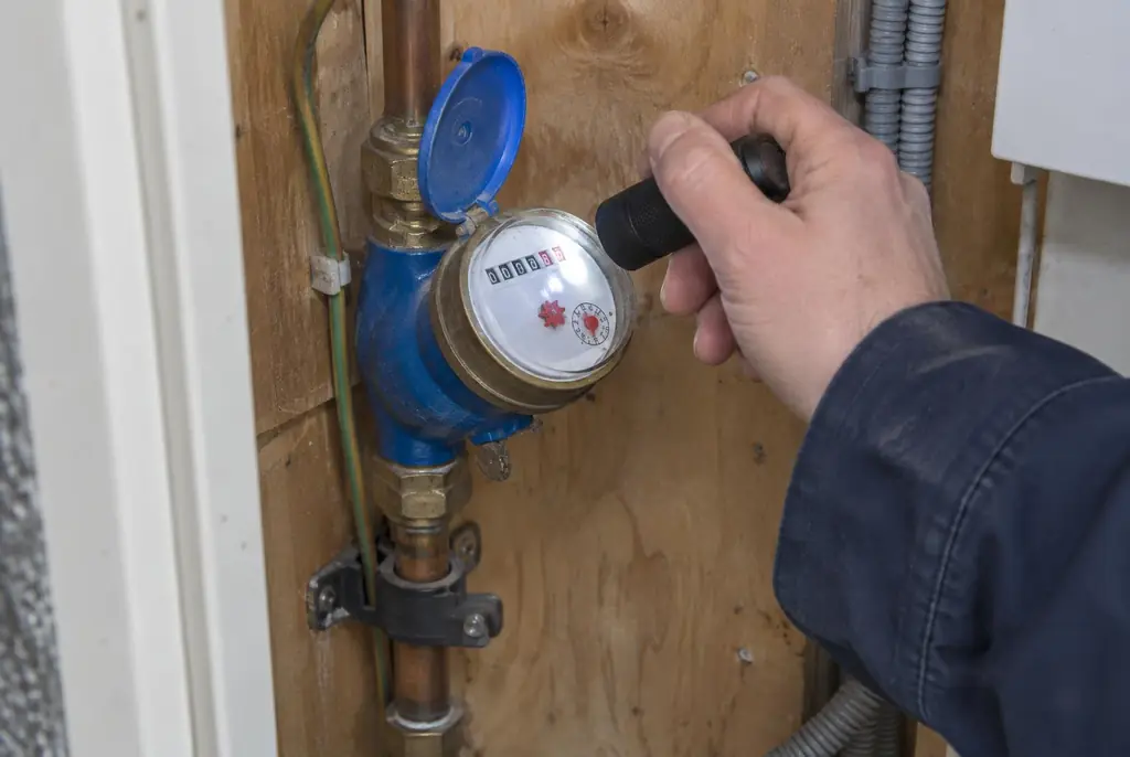 Lekdetectie Emmeloord – watermeter in de meterkast controleren met een zaklamp